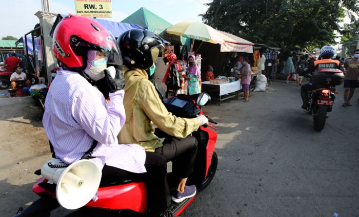 Ingatkan Warga Pakai Masker, Wali Kota Risma Blusukan ke Wilayah Sawahan dan Rungkut Ingatkan Warga Pakai Masker, Wali Kota Risma Blusukan ke Wilayah Sawahan dan Rungkut