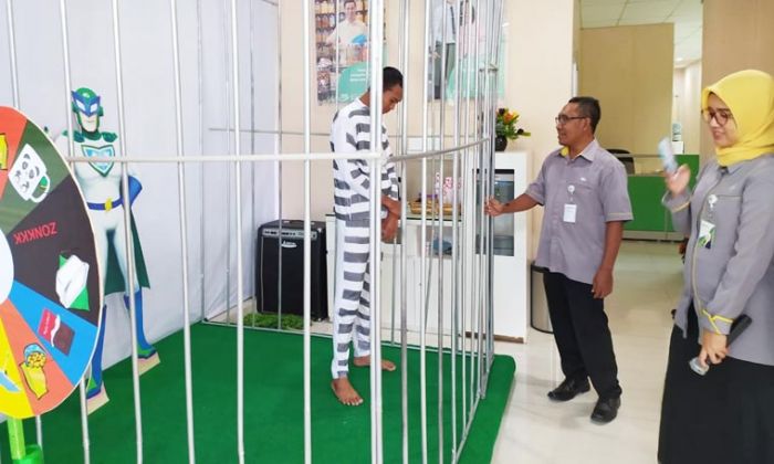 Di Kantor BPJS Ketenagakerjaan Ada Pria Ditahan Dalam Jeruji Besi Di Kantor BPJS Ketenagakerjaan Ada Pria Ditahan Dalam Jeruji Besi