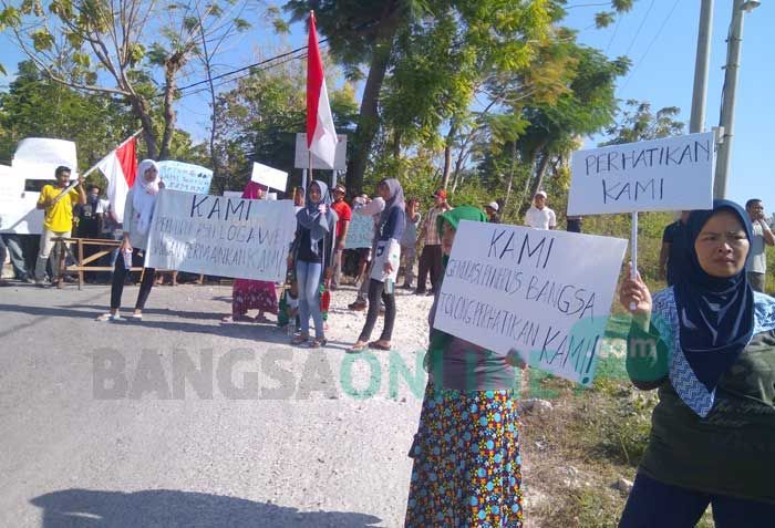 Kecewa terhadap JOB-PPEJ, Warga Sawahan Blokir Akses Utama Menuju Gudang Bahan Peledak