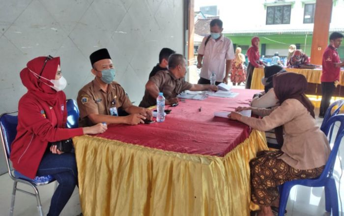 Ratusan Lansia Tak Mampu di Cerme Gresik Terima PKH Plus Rp500 Ribu