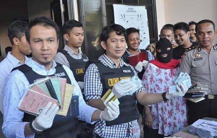 Dua Perempuan Pembuat KTP Palsu di Surabaya Dibekuk Dua Perempuan Pembuat KTP Palsu di Surabaya Dibekuk