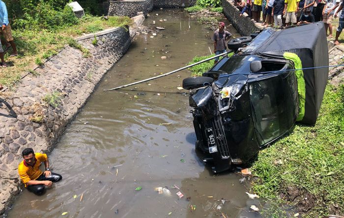 Mobil Pikap Vs Motor di Tegowangi Kediri, 1 Orang Tewas Mobil Pikap Vs Motor di Tegowangi Kediri, 1 Orang Tewas