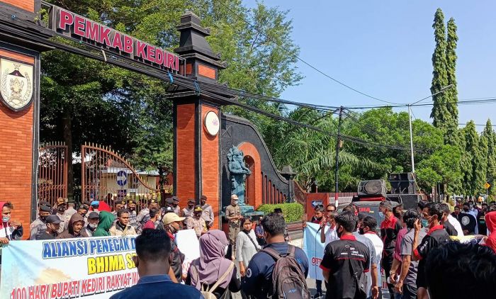 Peringati 100 Hari Kepemimpinan Bupati Kediri Dhito, Aliansi Penegak Demokrasi Gelar Demo Peringati 100 Hari Kepemimpinan Bupati Kediri Dhito, Aliansi Penegak Demokrasi Gelar Demo