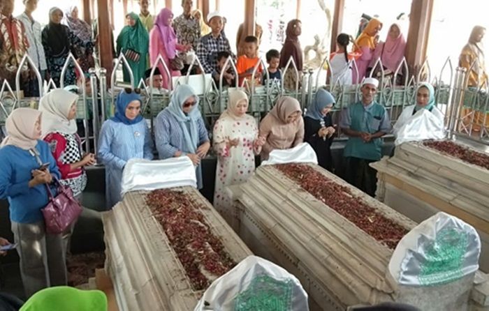 Doakan Suami Menang Pilpres, Nur Asia Uno Ziarah ke Makam Waliyullah Gresik Doakan Suami Menang Pilpres, Nur Asia Uno Ziarah ke Makam Waliyullah Gresik