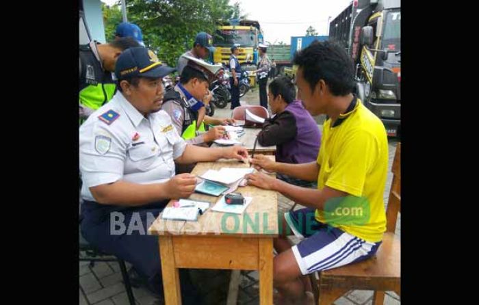 Puluhan Angkutan Umum Terjaring Razia Dishub dan Polres Pasuruan 