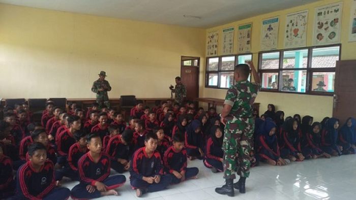 Pabintal Korem 083/Baladhika Jaya Bekali Wasbang Siswa SMPN 4 Jember Pabintal Korem 083/Baladhika Jaya Bekali Wasbang Siswa SMPN 4 Jember