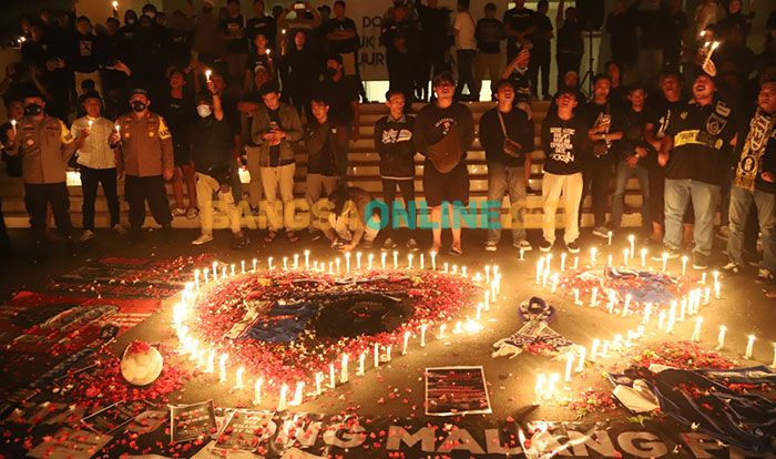 Kapolres Gresik Bersama Ribuan Ultrasmania Gelar Doa untuk Korban Tragedi Kanjuruhan Malang