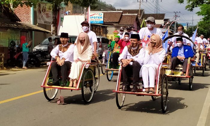 Diusung 7 Parpol, Paslon Arifin-Syah Daftar ke KPU Naik Becak Diusung 7 Parpol, Paslon Arifin-Syah Daftar ke KPU Naik Becak