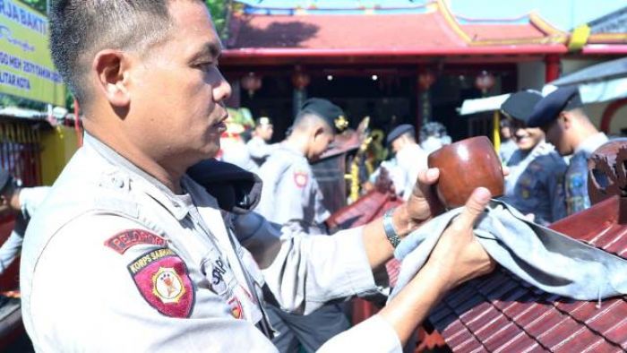 Jelang Imlek, Polisi Bantu Warga Tionghoa Bersihkan Klenteng Poo An Kiong di Kota Blitar Jelang Imlek, Polisi Bantu Warga Tionghoa Bersihkan Klenteng Poo An Kiong di Kota Blitar