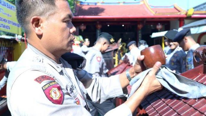 Jelang Imlek, Polisi Bantu Warga Tionghoa Bersihkan Klenteng Poo An Kiong di Kota Blitar