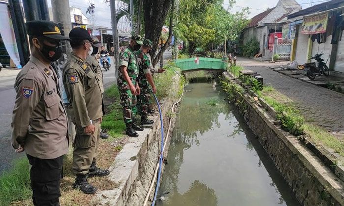 Antisipasi Banjir, Babinsa Bersama Tiga Pilar di Benowo Surabaya Tinjau Saluran Air Antisipasi Banjir, Babinsa Bersama Tiga Pilar di Benowo Surabaya Tinjau Saluran Air