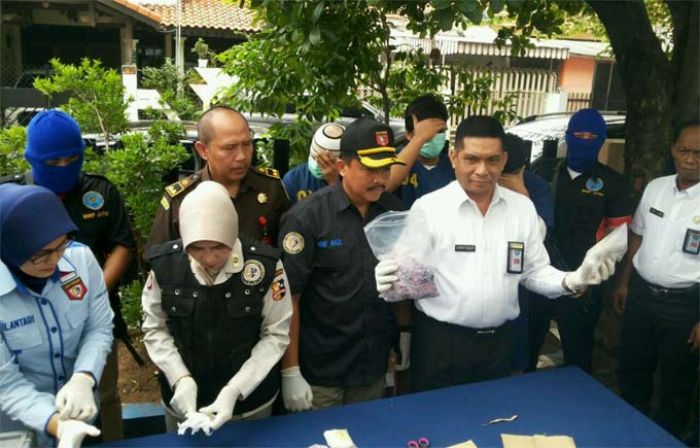 BNNP Jatim Musnahkan Barang Bukti 466 Gram Sabu dan 1.950 Butir Extacy dari 4 Tersangka BNNP Jatim Musnahkan Barang Bukti 466 Gram Sabu dan 1.950 Butir Extacy dari 4 Tersangka