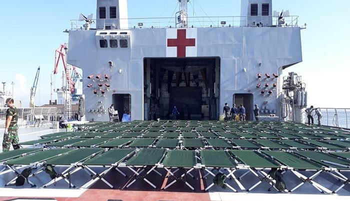 KRI dr Soeharso Lakukan Sterilisasi Usai Evakuasi Kru 2 Kapal Pesiar KRI dr Soeharso Lakukan Sterilisasi Usai Evakuasi Kru 2 Kapal Pesiar