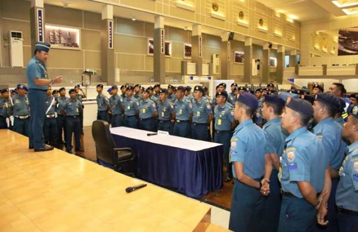 Kasarmatim Berikan Pengarahan kepada Seluruh Driver Koarmatim Kasarmatim Berikan Pengarahan kepada Seluruh Driver Koarmatim