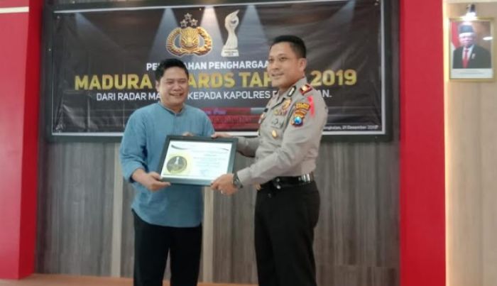 Kapolres Bangkalan Terima Penghargaan Pejabat Publik Favorit 2019 Kapolres Bangkalan Terima Penghargaan Pejabat Publik Favorit 2019