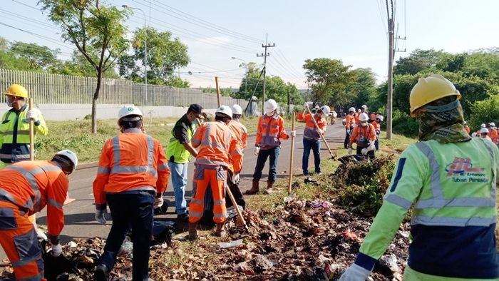 Peringati Hari Lingkungan Hidup, PT SBI Tuban Bersih Sampah dan Tanam Pohon di Desa Karangasem