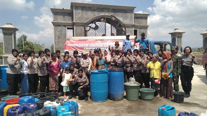 Kemarau Panjang, Puluhan Polwan di Bangkalan Salurkan 25.000 Liter Air Bersih