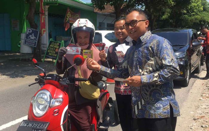 Peringati Hakordia 2022, Kajari Kabupaten Kediri Bagikan Stiker Antikorupsi