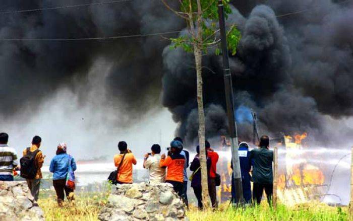 Gudang Aspal Milik DPU Jatim di Bojonegoro Terbakar Gudang Aspal Milik DPU Jatim di Bojonegoro Terbakar