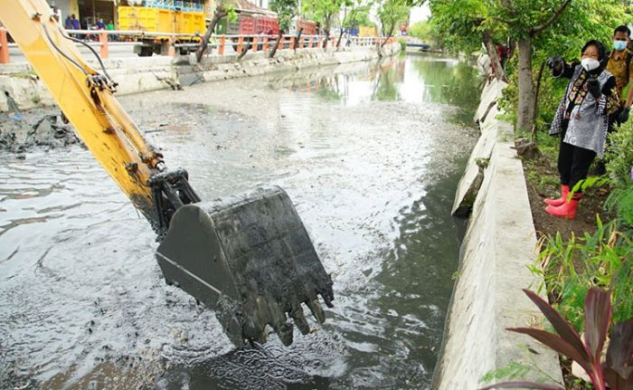 Keruk Sungai Kalibokor, Pemkot Surabaya Berhasil Kumpulkan 64 Dump Truck Endapan Keruk Sungai Kalibokor, Pemkot Surabaya Berhasil Kumpulkan 64 Dump Truck Endapan