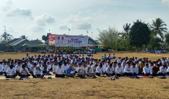 Dilanda Kekeringan, Warga Blitar Selatan Salat Minta Hujan Dilanda Kekeringan, Warga Blitar Selatan Salat Minta Hujan
