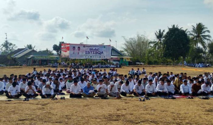 ​Dilanda Kekeringan, Warga Blitar Selatan Salat Minta Hujan