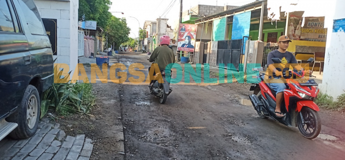 Tak Kunjung Diperbaiki, Paving Jalan Desa Kedanyang Gresik yang Dibongkar Malah Membahayakan Tak Kunjung Diperbaiki, Paving Jalan Desa Kedanyang Gresik yang Dibongkar Malah Membahayakan