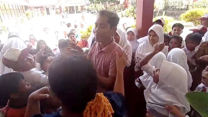 Pria Ngaku Anggota LSM Diduga Intimidasi Kepsek, Viral Usai Diusir Siswa SD di Sumenep Pria Ngaku Anggota LSM Diduga Intimidasi Kepsek, Viral Usai Diusir Siswa SD di Sumenep