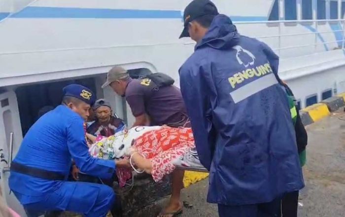 Petugas Pos Terpadu Polres Gresik Bantu Rujuk Warga Sakit ke RS Petugas Pos Terpadu Polres Gresik Bantu Rujuk Warga Sakit ke RS