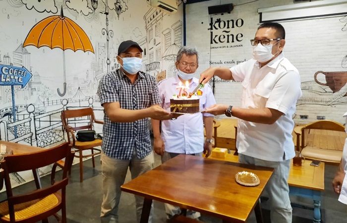 Rayakan HPN ke-75, Wihadi Potong Kue Bersama Awak Media Rayakan HPN ke-75, Wihadi Potong Kue Bersama Awak Media
