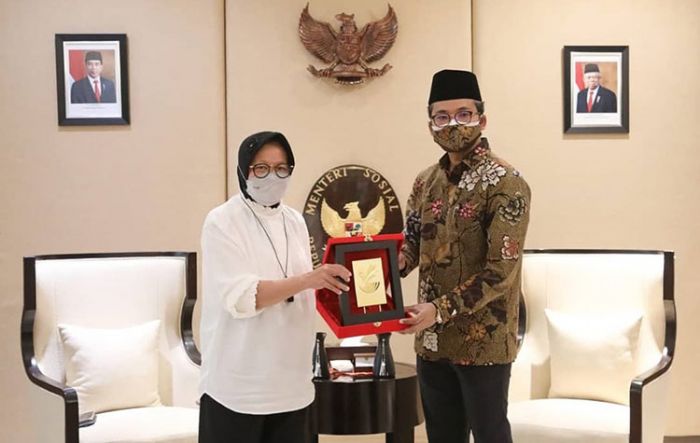 Bupati Bangkalan Serahkan Dokumen Gelar Pahlawan Nasional Syaichona Muhammad Kholil kepada Mensos Bupati Bangkalan Serahkan Dokumen Gelar Pahlawan Nasional Syaichona Muhammad Kholil kepada Mensos