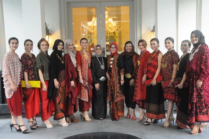 Fashion Show Batik untuk Peringati HBN Fashion Show Batik untuk Peringati HBN