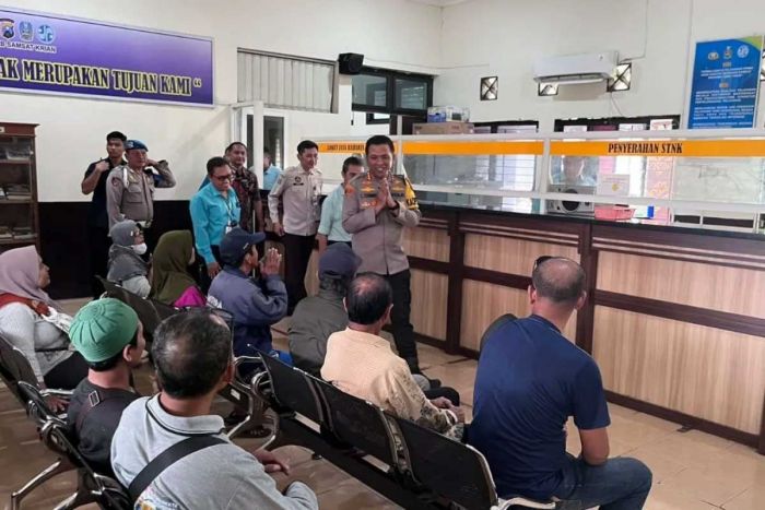 Pastikan Pelayanan Samsat Maksimal Usai Lebaran, Kapolresta Sidoarjo Lakukan Peninjauan Pastikan Pelayanan Samsat Maksimal Usai Lebaran, Kapolresta Sidoarjo Lakukan Peninjauan