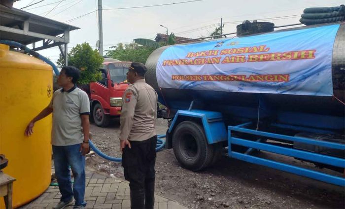 Polsek Tanggulangin Salurkan Bantuan Air Bersih di Desa Terdampak Banjir