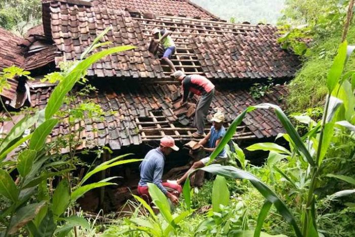 Tanah Retak di Punung Pacitan Ancam Satu Perumahan Warga