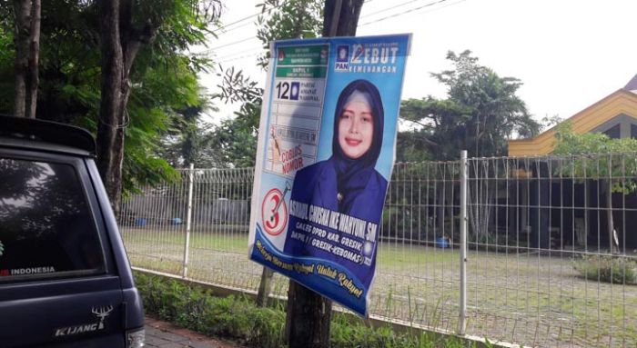Hari Tenang, Alat Peraga Caleg dan Partai Masih Bertebaran di Kota Gresik Hari Tenang, Alat Peraga Caleg dan Partai Masih Bertebaran di Kota Gresik