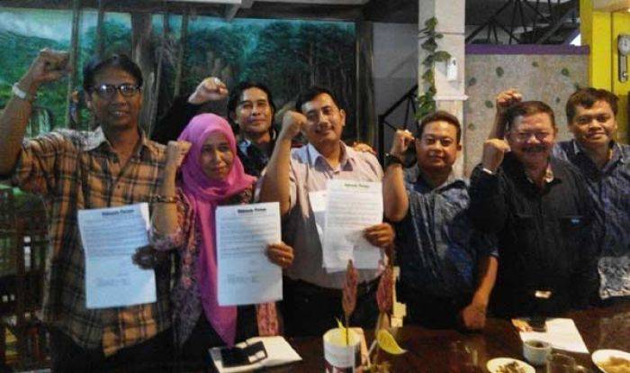 LSM Kawal Penuntasan Kasus Ijazah Palsu Dewan Sidoarjo LSM Kawal Penuntasan Kasus Ijazah Palsu Dewan Sidoarjo