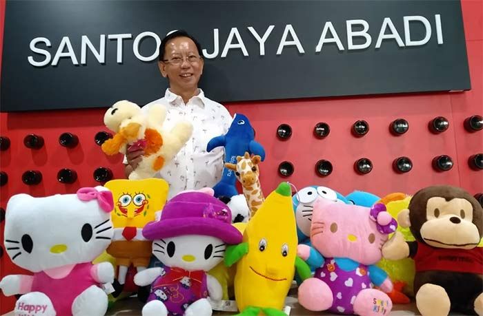 Peduli Bencana Sulteng, Direktur PT Santos Jaya Abadi Berikan Bantuan Boneka untuk Korban Anak-anak