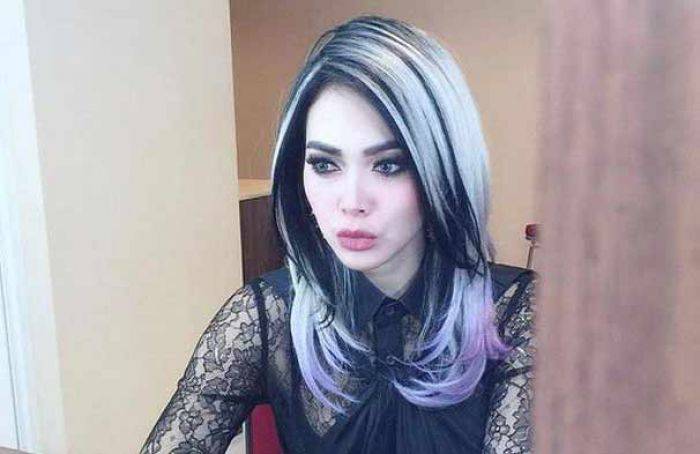 Tren Baru Syahrini, Ubah Warna Rambut Cukup Disemprot, Bisa Berubah Tiap Saat Tren Baru Syahrini, Ubah Warna Rambut Cukup Disemprot, Bisa Berubah Tiap Saat
