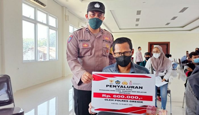 Ribuan Warga Gresik Terima Bantuan BTPKLWN Rp 600 Ribu Ribuan Warga Gresik Terima Bantuan BTPKLWN Rp 600 Ribu