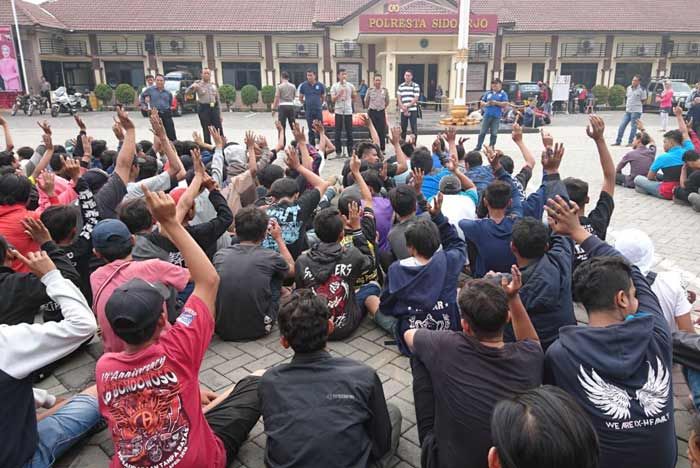 Razia Balap Liar, Satlantas Polresta Sidoarjo Amankan 203 Pemuda dan 136 Motor Razia Balap Liar, Satlantas Polresta Sidoarjo Amankan 203 Pemuda dan 136 Motor