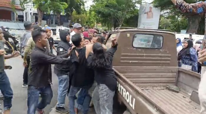 Satpol PP Kembali Bentrok dengan PKL di Monumen Arek Lancor Pamekasan Usai Demonstrasi Mahasiswa Satpol PP Kembali Bentrok dengan PKL di Monumen Arek Lancor Pamekasan Usai Demonstrasi Mahasiswa