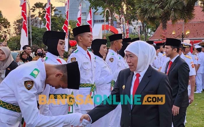 Kukuhkan 76 Paskibraka Jatim 2023, Gubernur Khofifah Pesankan Jaga NKRI dan Rawat Kebhinekaan Kukuhkan 76 Paskibraka Jatim 2023, Gubernur Khofifah Pesankan Jaga NKRI dan Rawat Kebhinekaan