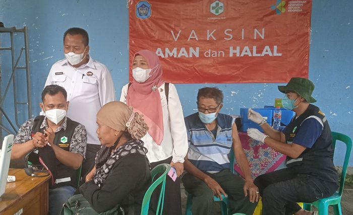 Pedagang Pasar di Lamongan Antusias Ikuti Vaksin Booster Pedagang Pasar di Lamongan Antusias Ikuti Vaksin Booster