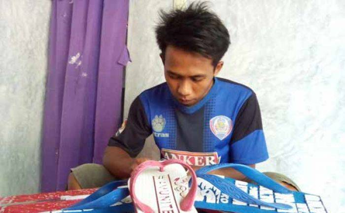 Nasib Jadi PNS tak Jelas, Guru Honorer SD di Ngawi ini Banting Setir jadi Pengrajin Sandal Nasib Jadi PNS tak Jelas, Guru Honorer SD di Ngawi ini Banting Setir jadi Pengrajin Sandal