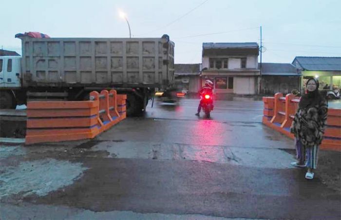 Wakil Ketua DPRD Gresik Nekat Usir Sendiri Truk Parkir Sembarangan Wakil Ketua DPRD Gresik Nekat Usir Sendiri Truk Parkir Sembarangan