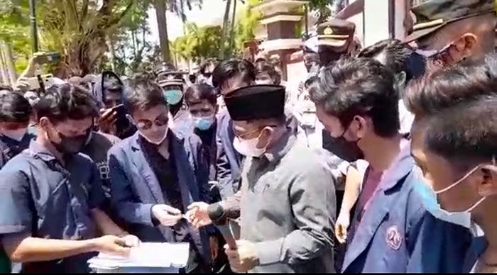 Aliansi BEM Unira Gelar Aksi Damai di Gedung DPRD Pamekasan Aliansi BEM Unira Gelar Aksi Damai di Gedung DPRD Pamekasan
