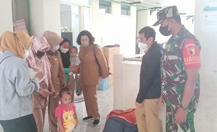 Babinsa Babat Jerawat Surabaya Lakukan Pendampingan Kunjungan Balita Stunting Babinsa Babat Jerawat Surabaya Lakukan Pendampingan Kunjungan Balita Stunting
