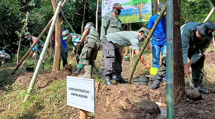 Peringati HPN, PWI Kediri Bersama ARPLH Tanam 3.000 Pohon di Hutan Gunung Klotok