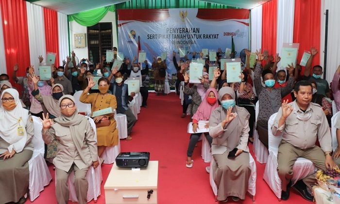 56 Warga Kelurahan Pohjentrek Kota Pasuruan Terima Sertifikat PTSL 56 Warga Kelurahan Pohjentrek Kota Pasuruan Terima Sertifikat PTSL